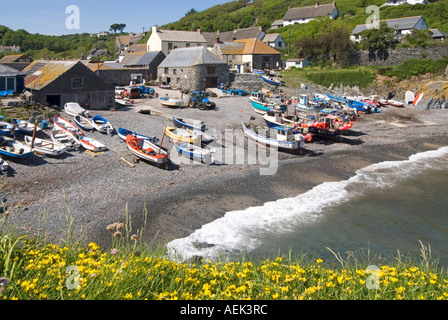 Cadgwith Dorf- & Fischerhafen an Lizard Halbinsel auf der South West Coast Path gesehen von oben kleine Boote am Strand bei Flut Cornwall GROSSBRITANNIEN Stockfoto