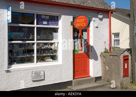 Coverack Fischerdorf an der South West Coast Path der örtlichen Postamt und Shop mit der Entsendung box Stockfoto