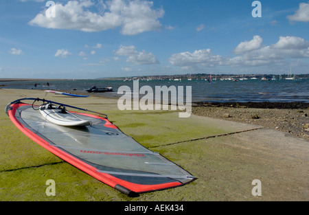 Windsurf am Ufer im Portland Hafen in der Nähe von Weymouth in Dorset England UK Stockfoto