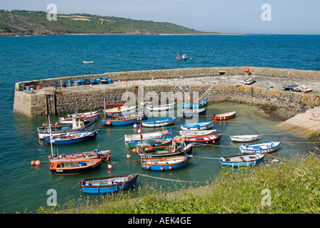 Coverack Fischerboote & Hafen in der Nähe von South West Coast Path mit Blick auf die Flut in einem Küstendorf und Fischereihafen in Cornwall England Großbritannien Stockfoto