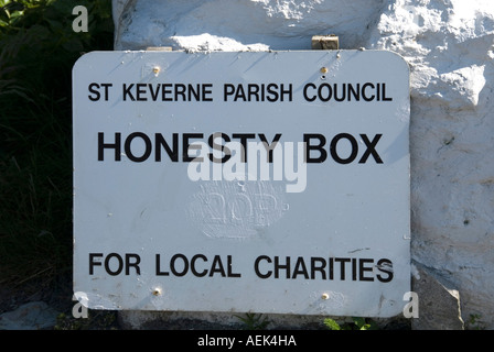 Coverack Fischerdorf auf dem South West Coast Path aus nächster Nähe Ehrlichkeit Schild im Parkplatz geführt von St Keverne Parish council spendet lokale Wohltätigkeitsorganisationen UK Stockfoto