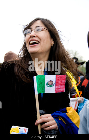 Latina-Lehrer die mexikanische Flagge in Adams Spanisch Immersion Parade Einheit. Cinco De Mayo Fiesta. St Paul Minnesota USA Stockfoto