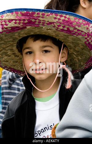 Jungen Chicano Schüler marschieren in der Adams Spanisch Immersion-Parade-Einheit. Cinco De Mayo Fiesta. "St. Paul" Minnesota USA Stockfoto