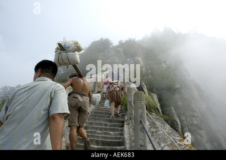 Touristen klettern Mount Hua, einer von Chinas fünf heiligen taoistischen Berge, in Shaanxi, China. Stockfoto