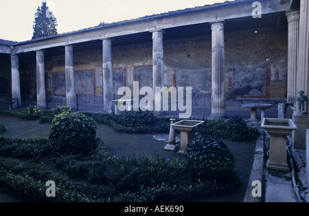 Italien-Pompeji-Terrasse und gestrichene Wände im Haus des Vettii Stockfoto