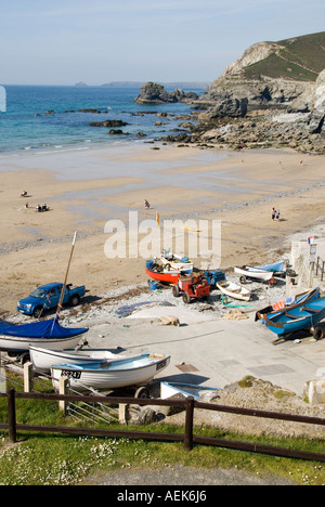 Trevaunance Cove in der Nähe von St Agnes ein sandiger Strand am kornischen Meer und kleine Boote mit Blick von der Klippe im Hintergrund der North Cornwall Küste England Großbritannien Stockfoto