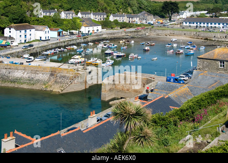 Porthleven liegt an der Südwestküste Fußweg Luftaufnahme des Hafeneingangs und sichere Anlegestellen für kleine Boote Cornwall England UK Stockfoto