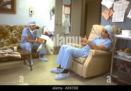 2 Ärzte entspannen Sie in einem Krankenzimmer Personal und eine vorherige Operation zu diskutieren Stockfoto
