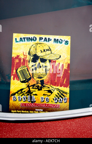 Latino Rap Mos Teufel zu zahlen CD im Fenster Chevy Monte Carlo Lowrider Auto Show. Cinco De Mayo Fiesta. "St. Paul" Minnesota USA Stockfoto