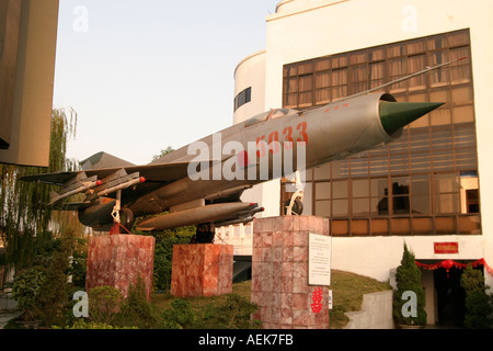 Russische Überschall MIG 21-Kampfflugzeug im Kriegsmuseum, Hanoi, Vietnam Stockfoto