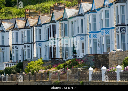 Porthleven Doppelhaushälften in langen geschwungenen Terrasse mit Blick auf den Hafen viele Gästehäuser Cornwall England England Stockfoto