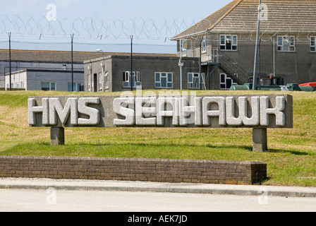 Sicherheit auf der Royal Naval Air Station Culdrose RNAS mit Schild für die HMS Seahawk, einem Royal Navy-Luftwaffenstützpunkt in der Nähe der Helston Lizard-Halbinsel von Cornwall England Stockfoto