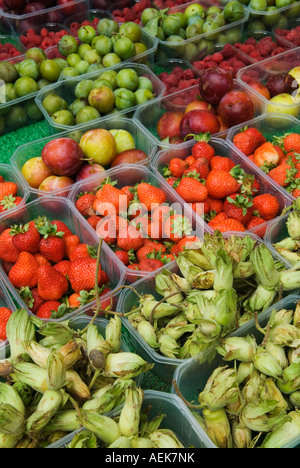 Obst frische, weiche Sommerfrüchte und Haselnüsse UK. Farmers Market im Queens Park, Norden Londons, England, 2007 2000er Jahre HOMER SYKES Stockfoto