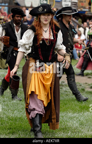 Frau, gekleidet in historischen Kostümen im Renaissance Faire Stockfoto