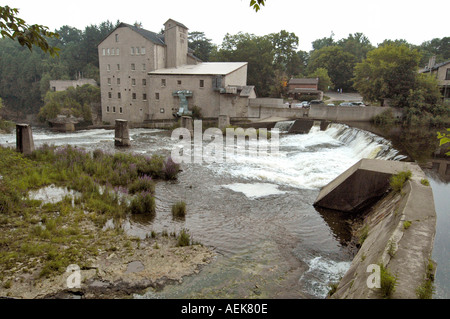 Reflexion eines alten Gebäudes in ruhigem Wasser in einem Fluss bei Elora Ontario Canada Stockfoto