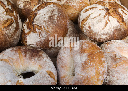 Brotlaibe mit Spezialbrot. Ein rundes Haus für einen Bauernmarkt „Queens Park“ im Norden Londons, Großbritannien 2007 2000S HOMER SYKES Stockfoto