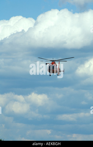 Ein uns Coast Guard HH 65 b-SAR-Hubschrauber zeigt eine Suche und Rettung Mission in Binghamton Airshow New York Stockfoto