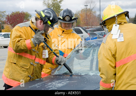Feuerwehrmann arbeitet mit den Backen des Lebens Opfer von Autounfall während einer Trainingseinheit zu extrahieren Stockfoto