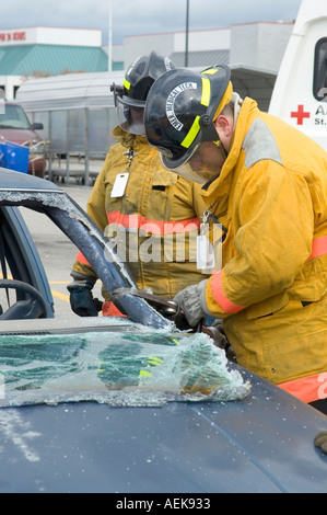 Feuerwehrmann arbeitet mit den Backen des Lebens Opfer von Autounfall während einer Trainingseinheit zu extrahieren Stockfoto
