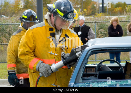 Feuerwehrmann arbeitet mit den Backen des Lebens Opfer von Autounfall während einer Trainingseinheit zu extrahieren Stockfoto