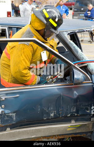 Feuerwehrmann arbeitet mit den Backen des Lebens Opfer von Autounfall während einer Trainingseinheit zu extrahieren Stockfoto