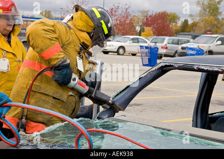Feuerwehrmann arbeitet mit dem Kiefer des Lebens Opfer von Autounfall während einer Ausbildung Sitzung Auto Auto Automobil zu extrahieren Stockfoto