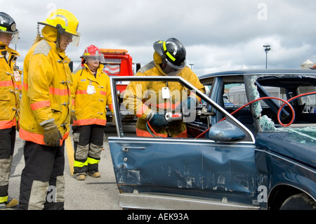 Feuerwehrmann arbeitet mit den Backen des Lebens Opfer von Autounfall während einer Trainingseinheit zu extrahieren Stockfoto