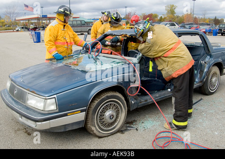 Feuerwehrmann arbeitet mit den Backen des Lebens Opfer von Autounfall während einer Trainingseinheit zu extrahieren Stockfoto