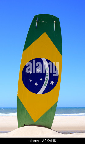 brasilianische Flagge gemalt auf einem Kite-Surf-Brett mit "Praia e Vento" (Strand und Wind) stattdessen von "Ordem e Progresso" in Prainha beach in der Nähe von Fortaleza Stockfoto