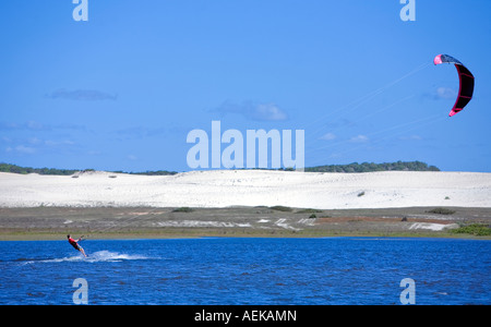 Kite-Surfen am Prainha Lagune in der Nähe von Fortaleza Ceara in Brasilien Stockfoto