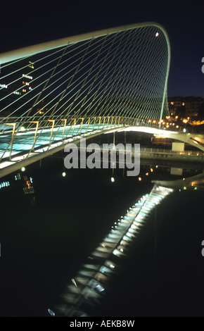 Zubizuri Brücke über den Fluss Nervion, Bilbao, Spanien. Zugriff auf das Guggenheim-Museum für moderne Kunst. Teil des City-Erneuerung-Projekt Stockfoto