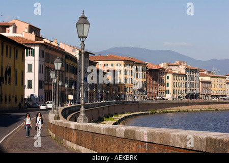 Zwei Frauen, die entlang des Arno Flusses Pisa-Toskana-Italien Stockfoto