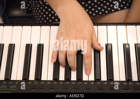 High School Schüler Praxis musikalische Routine mit Klavier im Chor Klasse Stockfoto