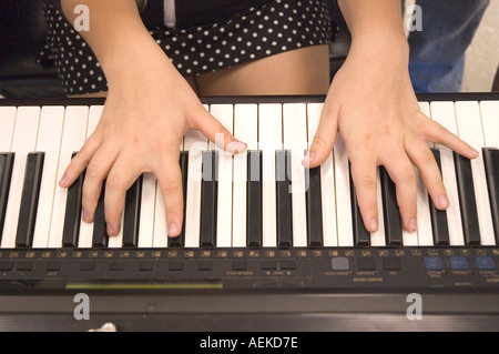 High School Schüler Praxis musikalische Routine mit Klavier im Chor Klasse Stockfoto
