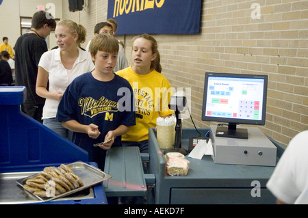 Schülerinnen und Schüler kaufen und in einer Cafeteria Kantine zu Mittag essen Stockfoto