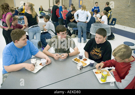 Schülerinnen und Schüler kaufen und in einer Cafeteria Kantine zu Mittag essen Stockfoto