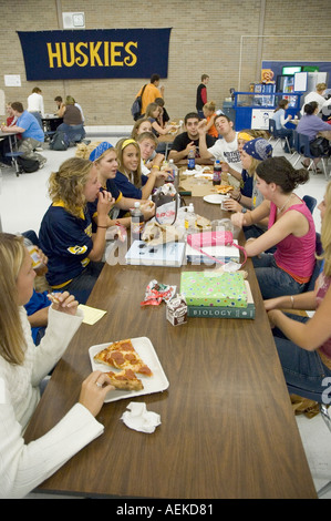 Schülerinnen und Schüler kaufen und in einer Cafeteria Kantine zu Mittag essen Stockfoto