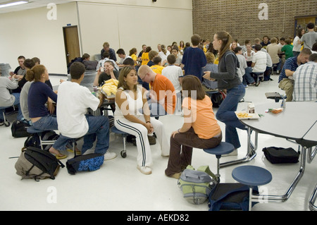 Schülerinnen und Schüler kaufen und in einer Cafeteria Kantine zu Mittag essen Stockfoto