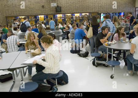 Schülerinnen und Schüler kaufen und in einer Cafeteria Kantine zu Mittag essen Stockfoto