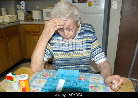 85 Jahre alten senior weiblichen Show Frustration bei Trennung Medizin in einen Behälter Stockfoto