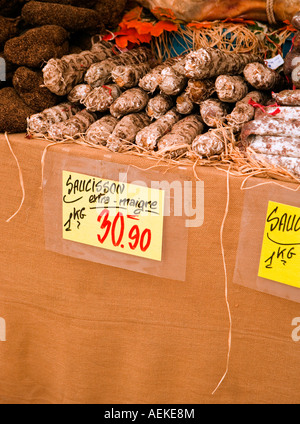 Saucisson im französischen Markt Stockfoto