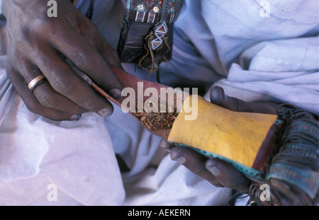 Mali Menaka in der Nähe von Gao, Mann der Tuareg Stamm hält Tabak Stockfoto