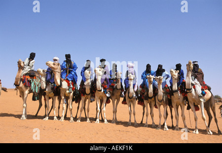 Mali Menaka, in der Nähe von Gao Männer der Tuareg Stamm sitzen auf Kamelen Stockfoto