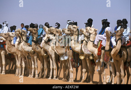 Mali Menaka in der Nähe von Gao, Männer der Tuareg Stamm sitzen auf Kamelen Stockfoto