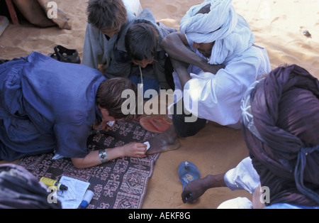 Mali, verwundet Anderamboukane in der Nähe von Gao, touristische Reinigung Zehe des Mannes der Tuareg Stamm Stockfoto