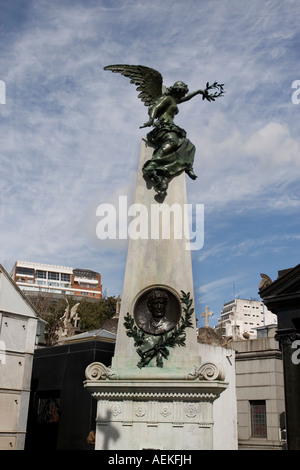 Statue befindet sich im Friedhof von Recoleta Stockfoto