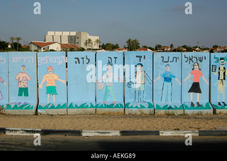 Wandplatten aus Stahlbetonfertigteilen mit gemalten Bildern am Rande der israelischen Siedlung Neveh Dekalim im Gazastreifen Gush Katif Stockfoto