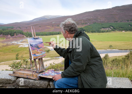 Howard Butterworth Hochland Künstler, Malerei in Öl Mar Lodge Estate schottischer Landschaft Cairngorms National Park, Aberdeenshire, Schottland, Großbritannien Stockfoto
