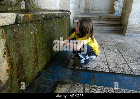 Ein junge israelische Mädchen an Marias Springbrunnen in Ein Karem oder Ain Kerem einer Gegend im Südwesten Jerusalem Israel Stockfoto