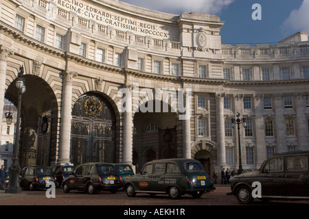 London-Taxis, Admiralty Arch, London Stockfoto